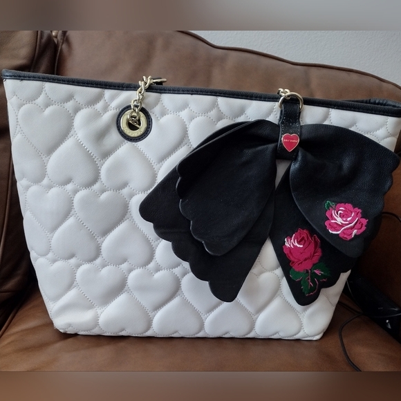 Betsy Johnson Large White and Black Heart Quilted Tote Bag - Picture 2 of 6